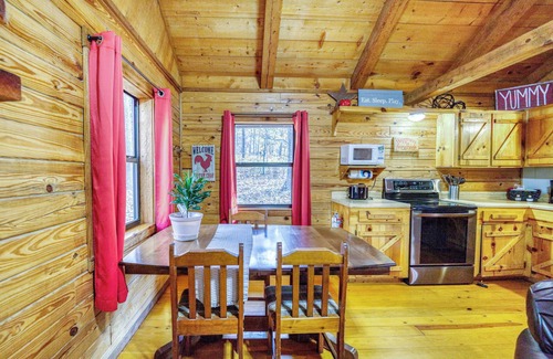 Saint Joe Cabina | Cozy cabin minutes from the Buffalo River, Pet Friendly!