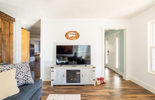 Swannanoa Cabina | Cozy Cabin Mountain Views Asheville Black Mtn Fire Pit and Hot Tub