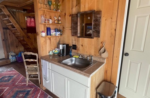 East Haven  Rutland County Cabina | Cozy Cabin, Mountain Views, Hot Tub, Pool, Basketball Court, Fire Pit in Rutland