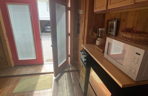 East Haven  Rutland County Cabina | Cozy Cabin, Mountain Views, Hot Tub, Pool, Basketball Court, Fire Pit in Rutland