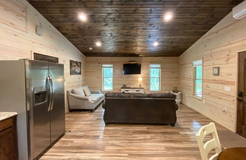 Fort Payne Cabina | Cozy cabin near DeSoto and Little River with private hot tub!