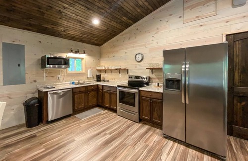 Fort Payne Cabina | Cozy cabin near DeSoto and Little River with private hot tub!