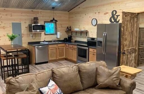 Fort Payne Cabina | Cozy cabin near DeSoto and Little River with private hot tub!