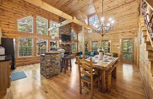 Cleveland Cabina | Cozy Cabin Near Helen + Hot Tub + Fire Pit + Game Room + More