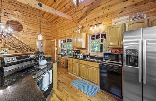 Cleveland Cabina | Cozy Cabin Near Helen + Hot Tub + Fire Pit + Game Room + More
