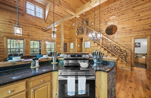 Cleveland Cabina | Cozy Cabin Near Helen + Hot Tub + Fire Pit + Game Room + More