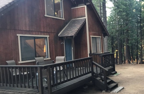 Dorrington Cabina | Acogedora cabaña a 40 km del esquí de Bear Valley con fácil acceso a tiendas / restaurantes
