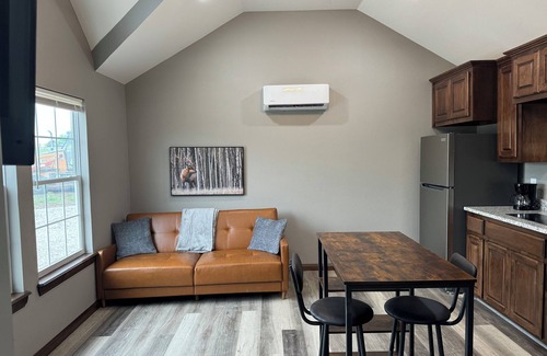 Lawton Cabina | Cozy cabin near Medicine Park with WiFi, AC