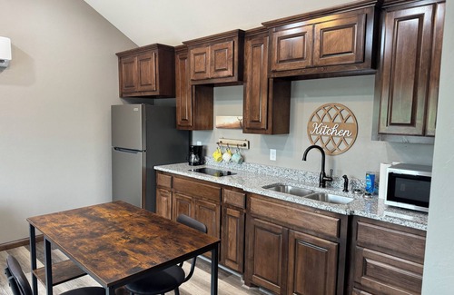 Lawton Cabina | Cozy cabin near Medicine Park with WiFi, AC