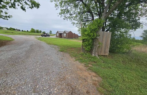 Lawton Cabina | Cozy cabin near Medicine Park with WiFi, AC