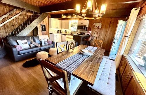Whispering Forest Casa | Cozy Cabin near Resorts and The Village +Mtn views