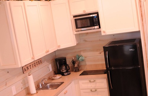 New Braunfels Cabina | Acogedora cabaña cerca del Comal River-Cabin # 6- Shabby Chic Theme