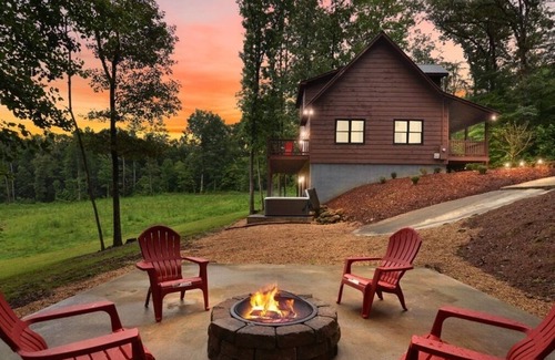 Ellijay Cabina | Cozy Cabin Nestled in the Midst of Wineries & Apple Houses w/Hot Tub & Fire Pit!