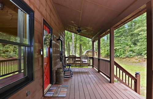 Ellijay Cabina | Cozy Cabin Nestled in the Midst of Wineries & Apple Houses w/Hot Tub & Fire Pit!