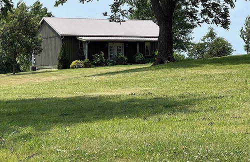 Maysville Cabina | Cozy Cabin, nestled on a 200 acre Horse Farm - family and pet friendly.