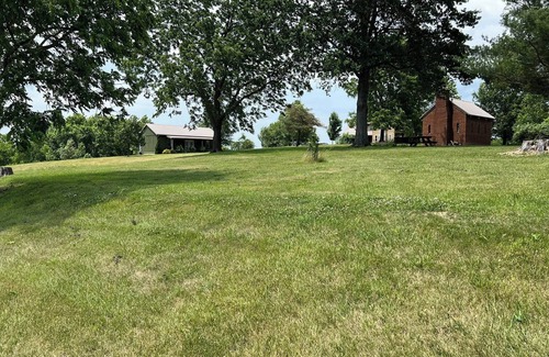 Maysville Cabina | Cozy Cabin, nestled on a 200 acre Horse Farm - family and pet friendly.