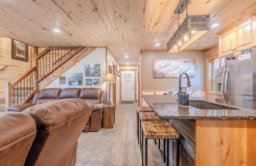 Island Park Cabina | Cozy Cabin Nestled in the Pines