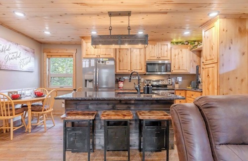 Island Park Cabina | Cozy Cabin Nestled in the Pines
