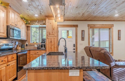Island Park Cabina | Cozy Cabin Nestled in the Pines