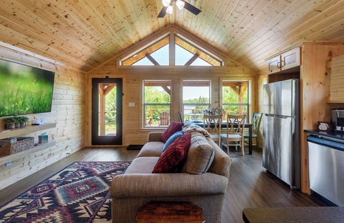 Klondike Cabina | Cozy Cabin on a Private Lake