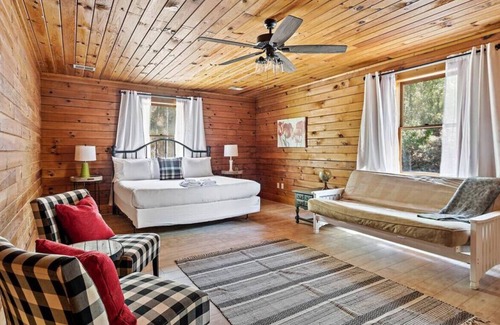 South Carolina Lakes & Blackwater Rivers Cabina | Cozy Cabin on Chateau | Waterfront | Sleeps 12