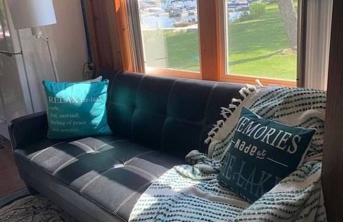 Winthrop Cabina | Cozy Cabin on Cobbossee Lake near Lakeside Marina