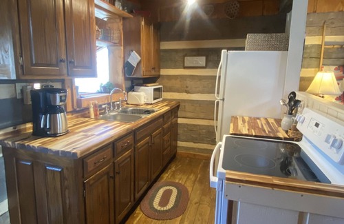 Boone Cabina | Cozy cabin in the beautiful mountains of Boone! Right on Howard's Creek!