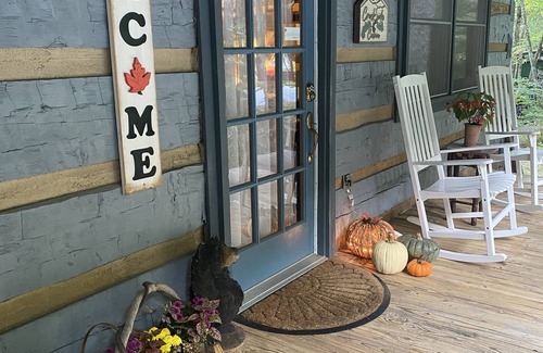 Boone Cabina | Cozy cabin in the beautiful mountains of Boone! Right on Howard's Creek!