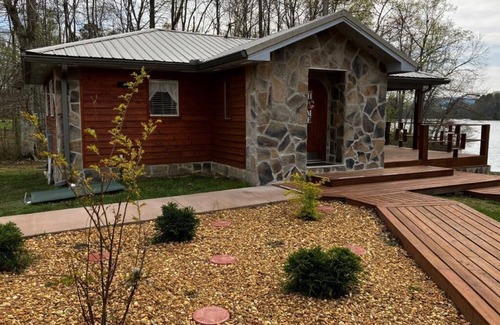 LaFayette Casa | Cozy Cabin on Lake, relax and recharge. Enjoy boating, fishing and swimming.
