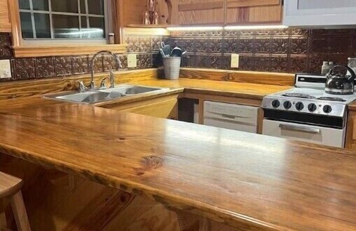 Clarksville Cabina | Cozy cabin on Lake Ludwig with a nice view of the lake. Pet friendly!