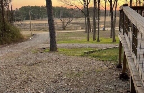 Clarksville Cabina | Cozy cabin on Lake Ludwig with a nice view of the lake. Pet friendly!