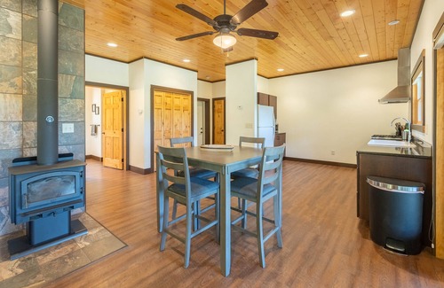 Clitherall Cabina | Cozy Cabin on Private Lake! Kayaks, Firepit, Fishing! Relaxing. Pet Friendly.