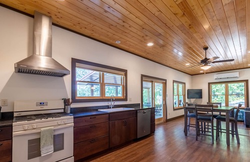 Clitherall Cabina | Cozy Cabin on Private Lake! Kayaks, Firepit, Fishing! Relaxing. Pet Friendly.