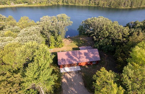 Clitherall Cabina | Cozy Cabin on Private Lake! Kayaks, Firepit, Fishing! Relaxing. Pet Friendly.