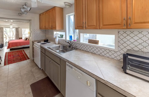 Yacht Harbor Cabina | South Shore Waterfront Lake Travis Cabin: ¡Cala apartada, apta para perros, para nadar, pescar y navegar! Wi-Fi gratis