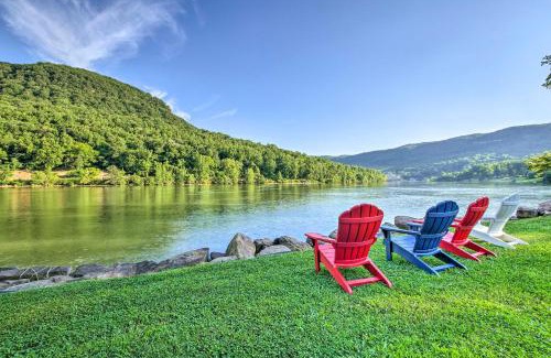 Chattanooga Casa | Cozy Cabin on Tenn River - 10 Mi to Chattanooga!