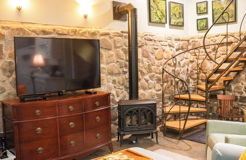 Rawley Springs Cabina | Cozy Cabin on the River: Swim, Hike & Relax on the Banks of the Dry River