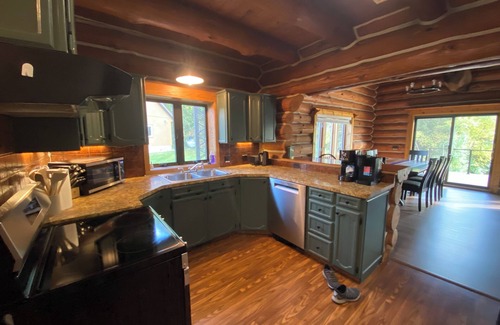 Pentwater Cabina | Cozy cabin on the serene Pentwater River with hot tub and ac