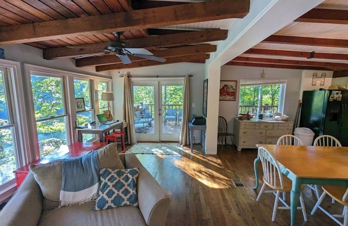 Gainesville Cabina | Cozy Cabin on the Water in Quiet Cove on Lake Lanier Near Gainesville Marina