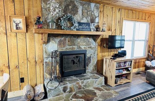 Blairsville Cabina | Cozy cabin on wooded acre, fire pit, games, fully equipped