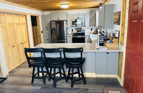 Blairsville Cabina | Cozy cabin on wooded acre, fire pit, games, fully equipped