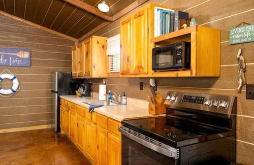 Cleora Casa | Cozy Cabin Perfect for Family Getaways in Afton, Oklahoma