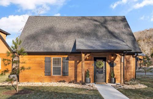 Hollister Casa | Cozy Cabin-Private Hot Tub-Walk to Pond-Free Daily Attraction Tickets-Near Table Rock Lake