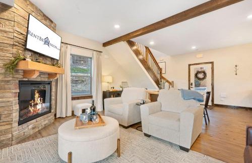 Hollister Casa | Cozy Cabin-Private Hot Tub-Walk to Pond-Free Daily Attraction Tickets-Near Table Rock Lake