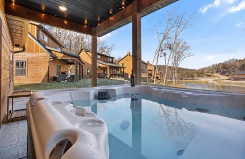 Hollister Casa | Cozy Cabin-Private Hot Tub-Walk to Pond-Free Daily Attraction Tickets-Near Table Rock Lake