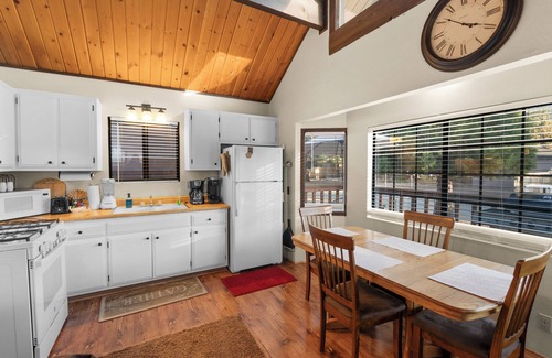 Woodlands Cabina | Cozy Cabin - Quiet Area, Fireplace, Smart TV, Fenced Yard