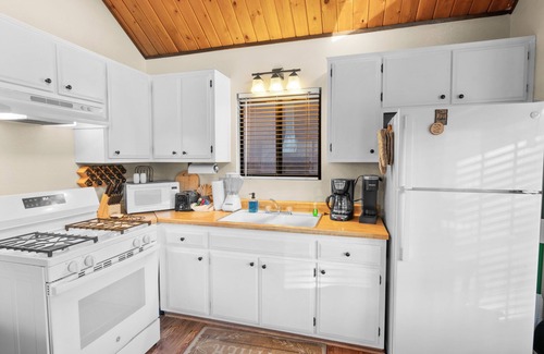 Woodlands Cabina | Cozy Cabin - Quiet Area, Fireplace, Smart TV, Fenced Yard