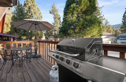 Woodlands Cabina | Cozy Cabin - Quiet Area, Fireplace, Smart TV, Fenced Yard
