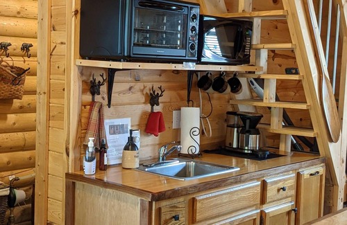 West Union Cabina | Cozy Cabin-real log cabin stay. Loft bed, woodsy decor, clean & cozy!
