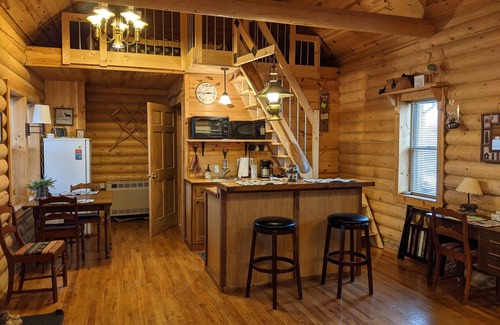 West Union Cabina | Cozy Cabin-real log cabin stay. Loft bed, woodsy decor, clean & cozy!
